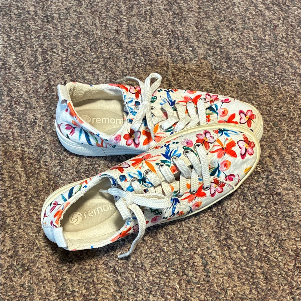 Remonte Floral Women's Flats with Vented Insole and Some Wear
